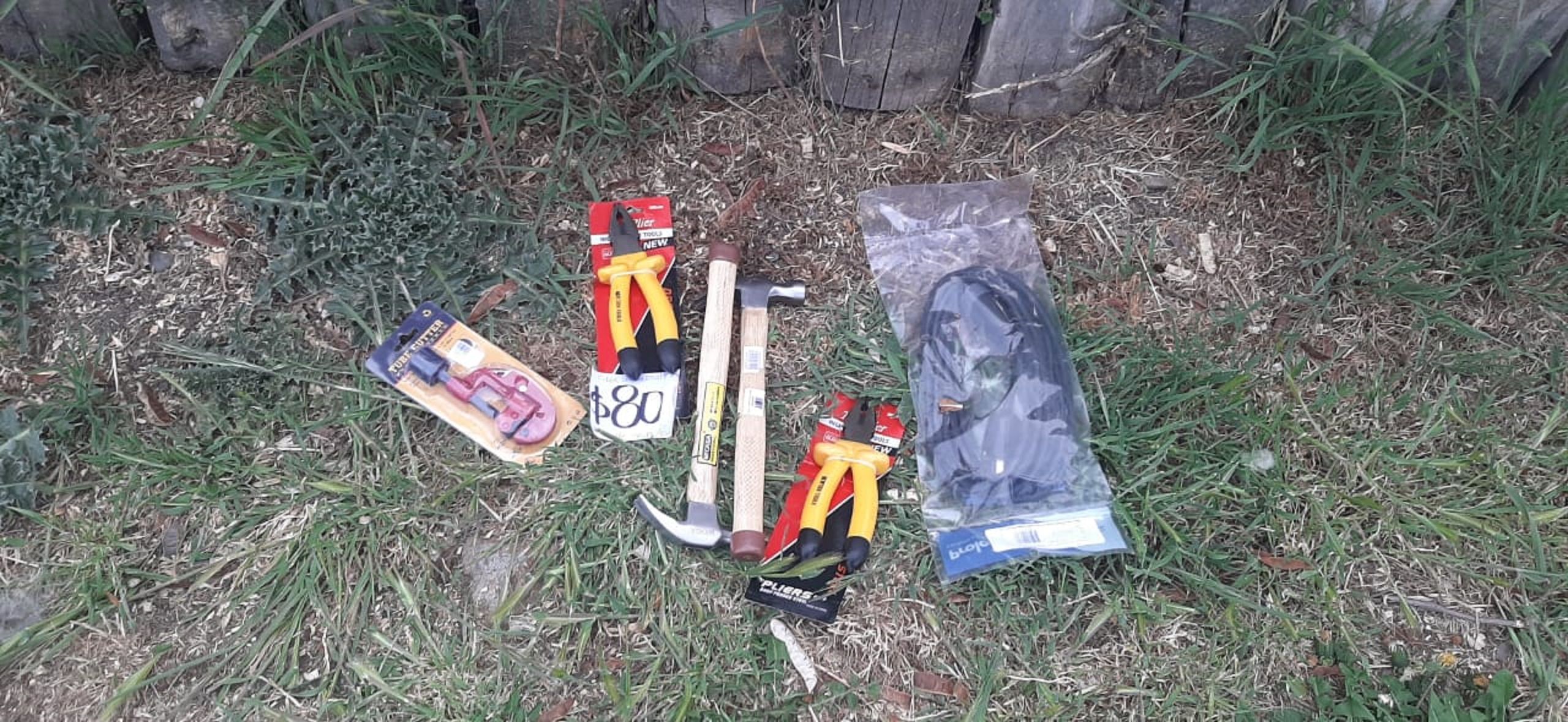 Robaron herramientas en un local ubicado en pleno centro y fueron detenidos