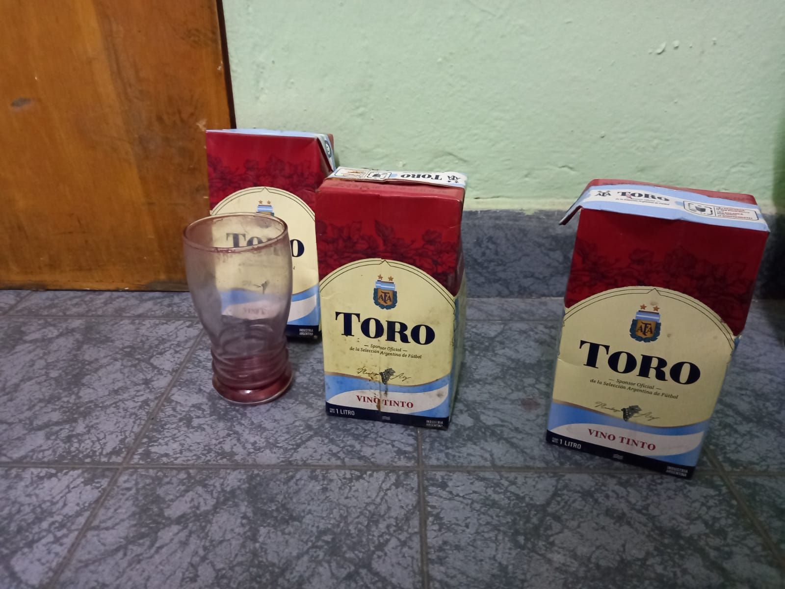 Circulaban ebrios y se enojaron cuando en un control les sacaron la caja de vino