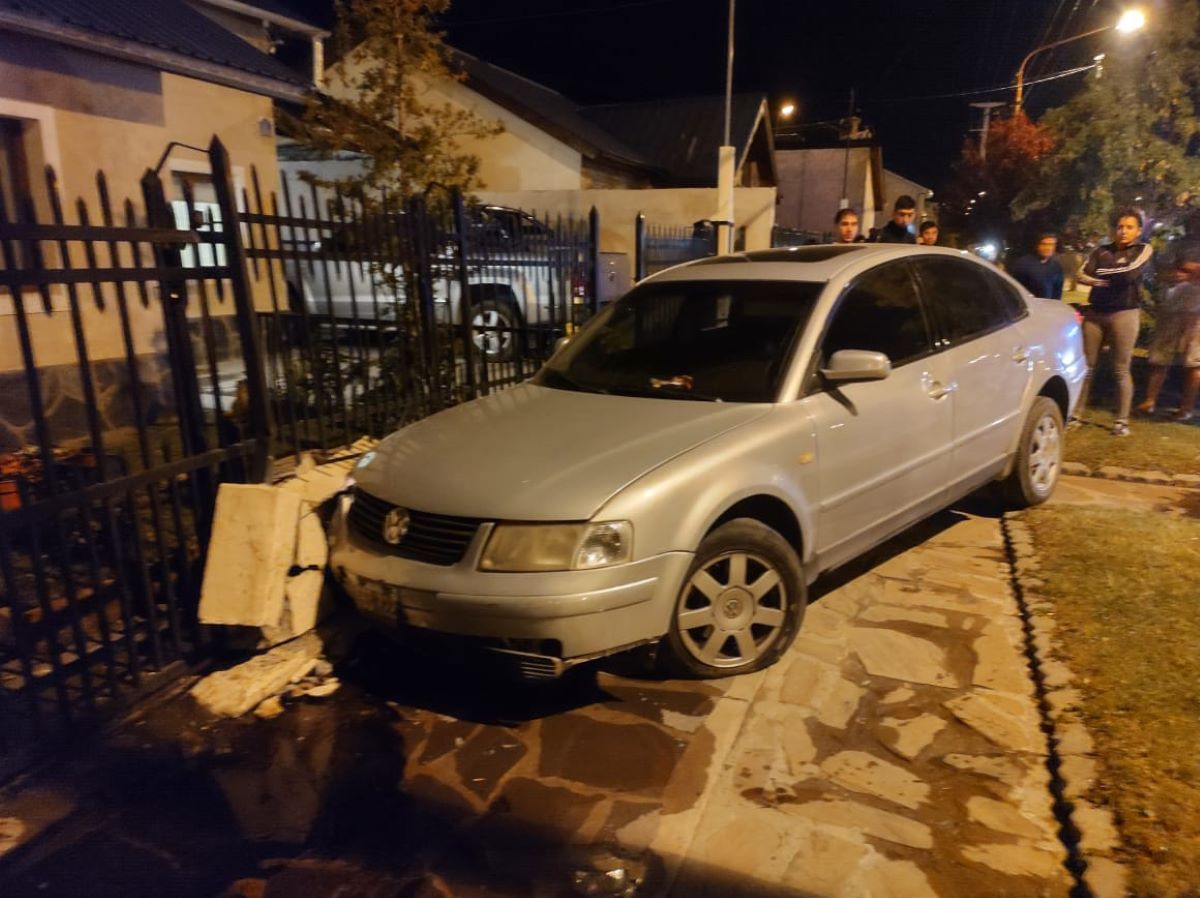 Chocó contra el paredón de una casa: manejaba con 2,35 de alcohol en sangre