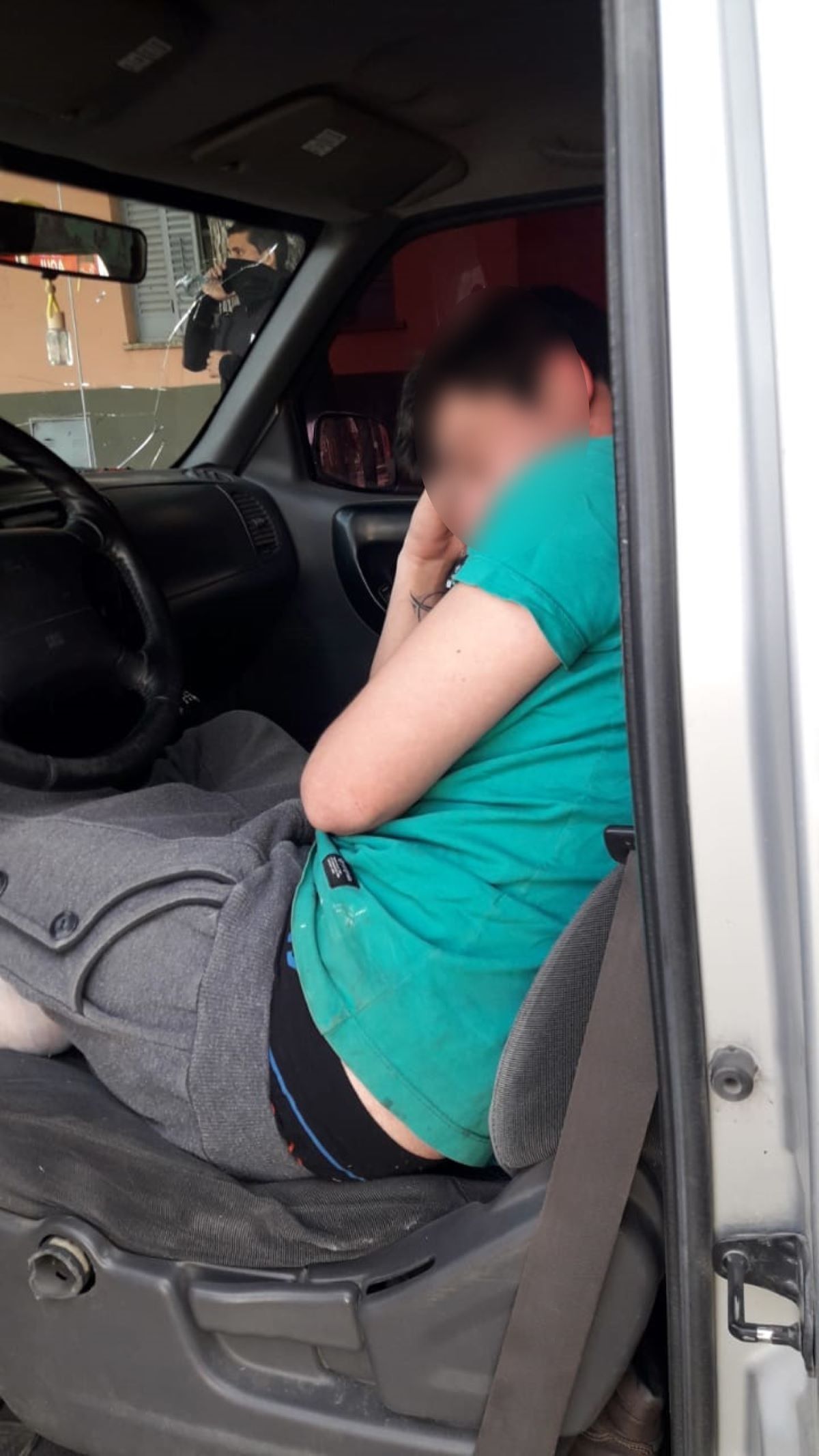 Ebrio al volante: cuando se acercó la policía se hizo el dormido para no responder