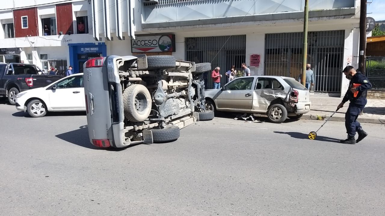 Espectacular accidente de tránsito en pleno centro de Esquel