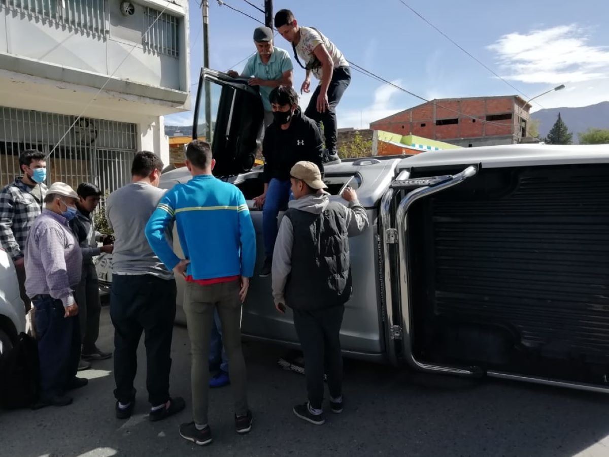 Espectacular accidente de tránsito en pleno centro de Esquel