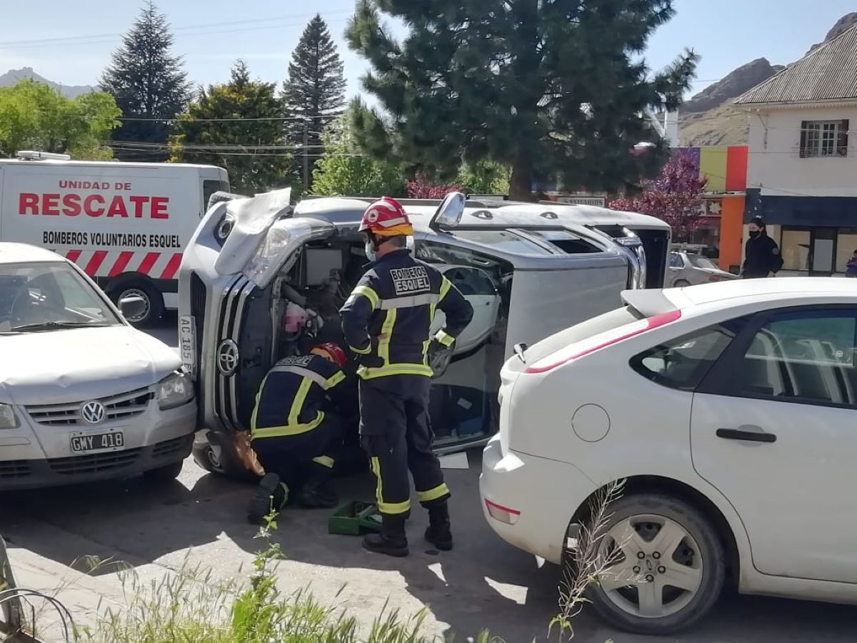 Espectacular accidente de tránsito en pleno centro de Esquel