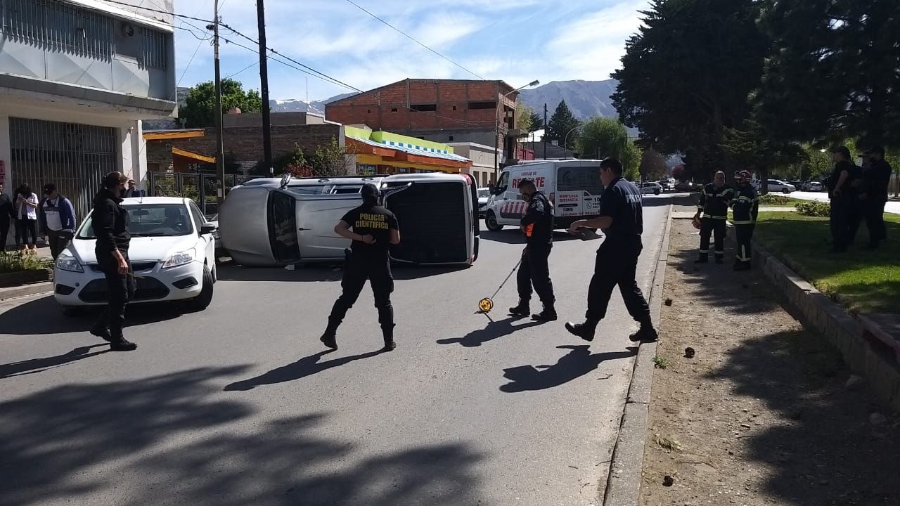 Espectacular accidente de tránsito en pleno centro de Esquel