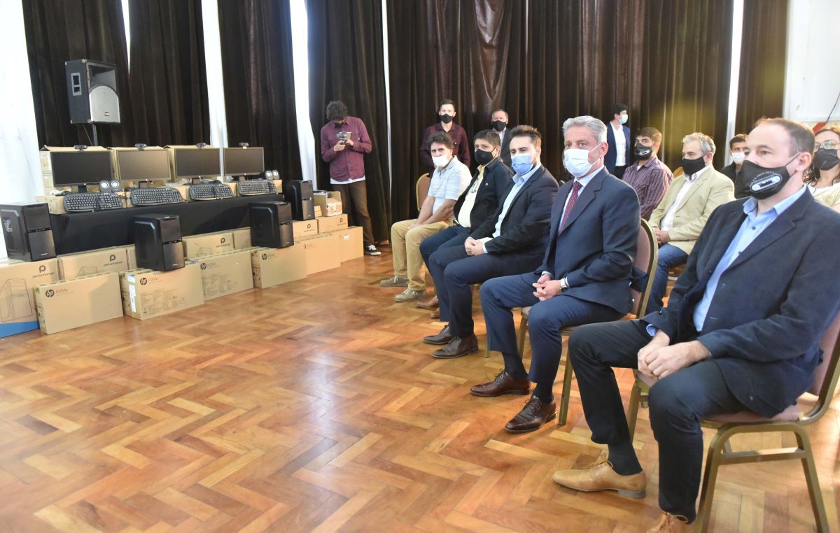Arcioni entregó equipos de computación para las estaciones de La Trochita