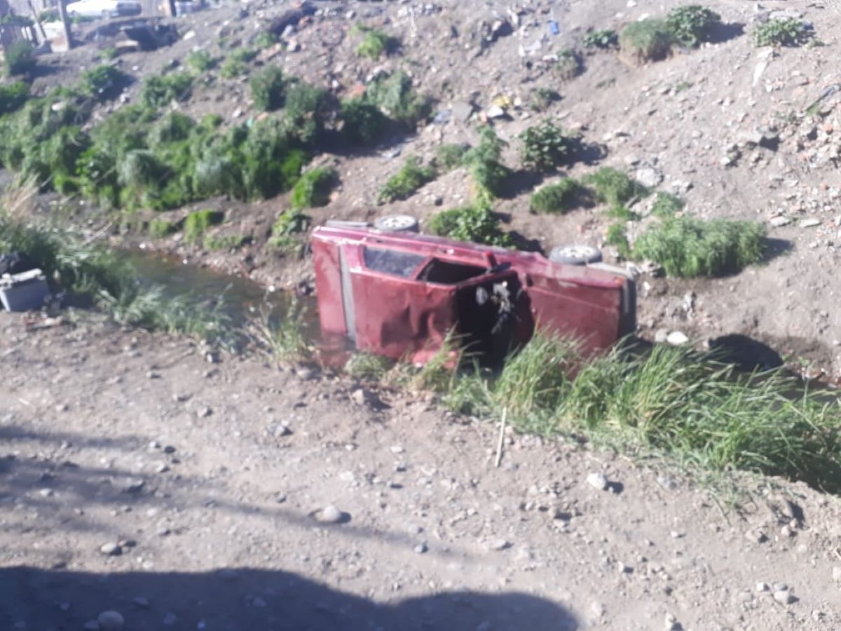 Perdió el control y cayó con su auto al arroyo Esquel