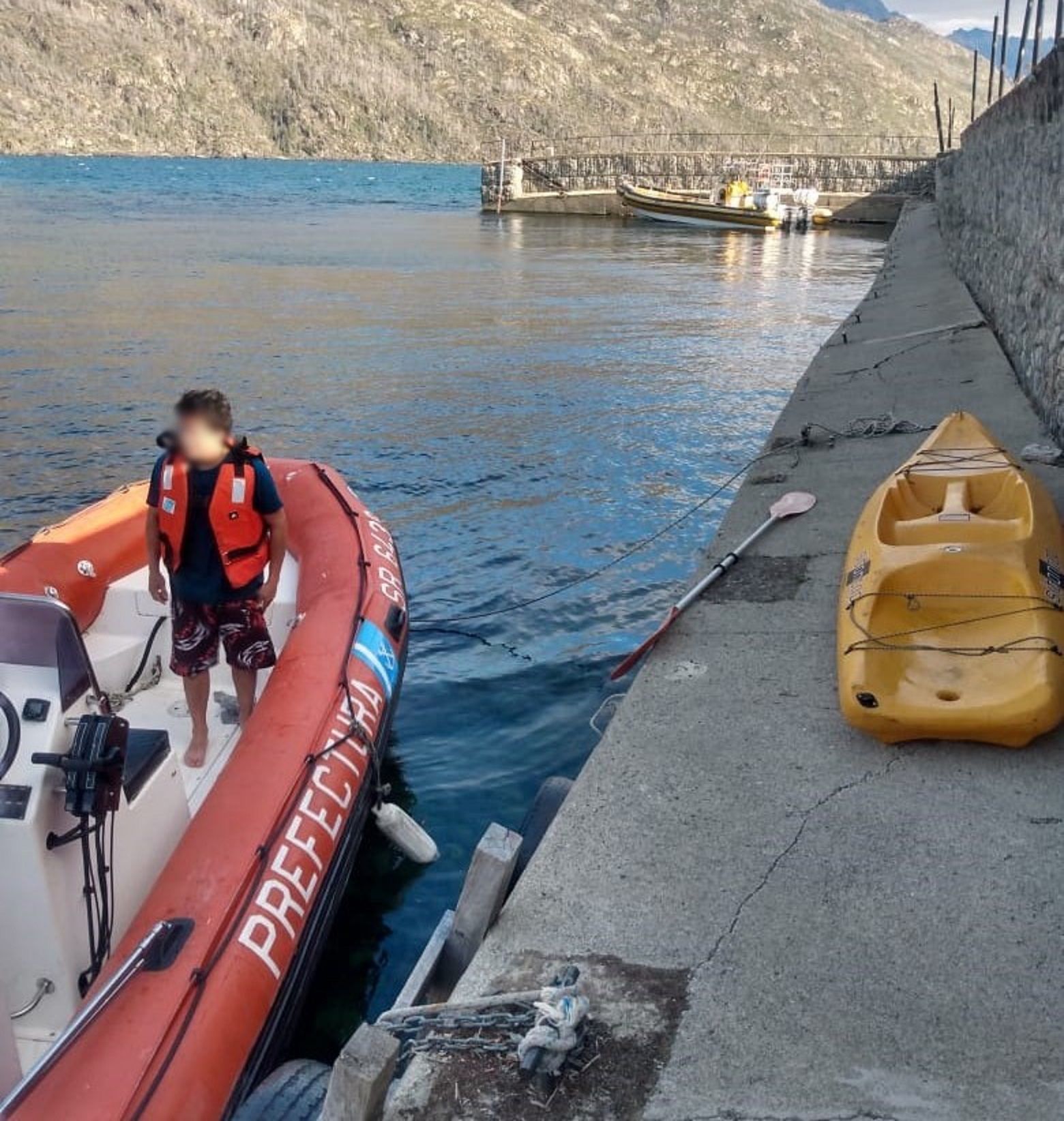 Rescate en Lago Puelo: se le dio vuelta el kayak y no tenía chaleco salvavidas