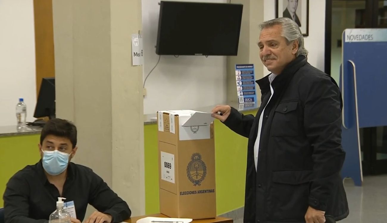 Votó Alberto Fernández: "mañana lunes la Argentina continúa y hay que seguir trabajando" (Télam)