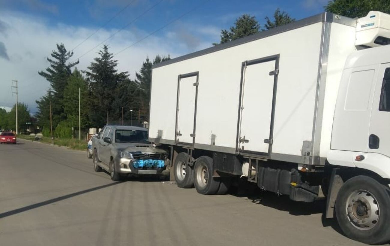 Se agachó a buscar algo y chocó con su camioneta a un camión estacionado (Policía del Chubut)