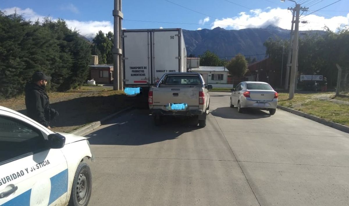 Se agachó a buscar algo y chocó con su camioneta a un camión estacionado