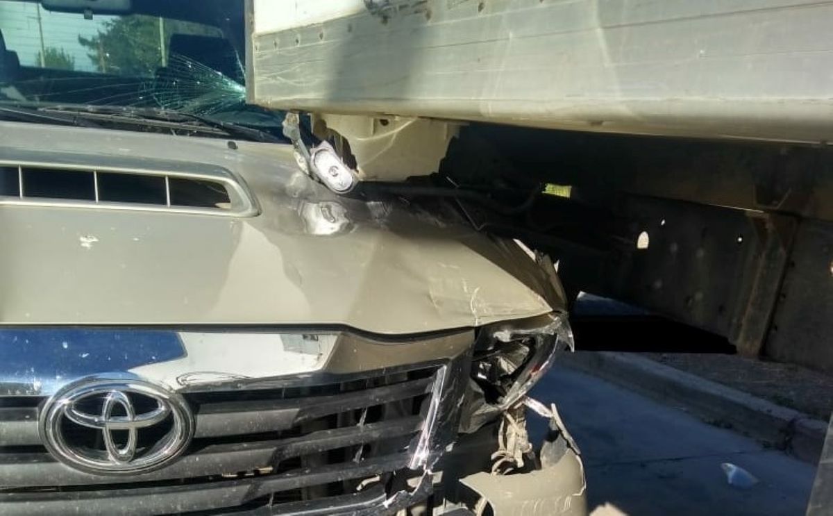 Se agachó a buscar algo y chocó con su camioneta a un camión estacionado