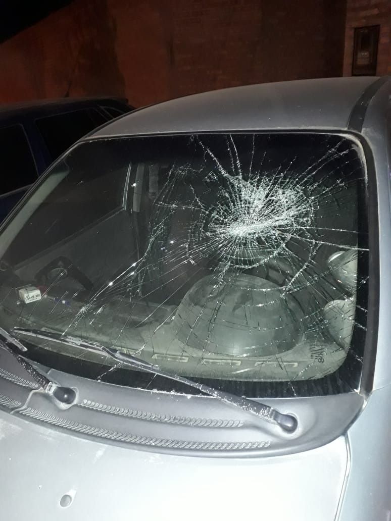 Demoran a una joven por romper de un piedrazo el parabrisas de un auto
