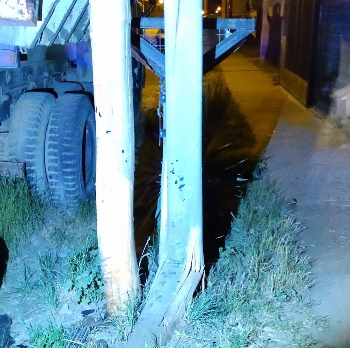 Perdió el control del auto y chocó contra un poste de luz