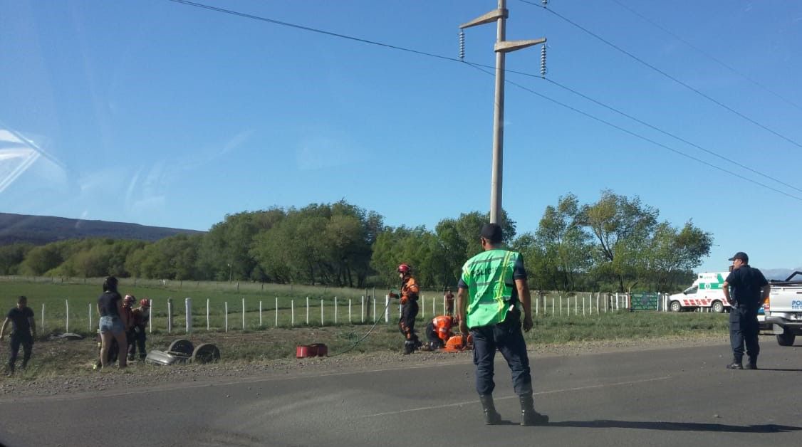 Dos lesionados en un vuelco camino a la Represa