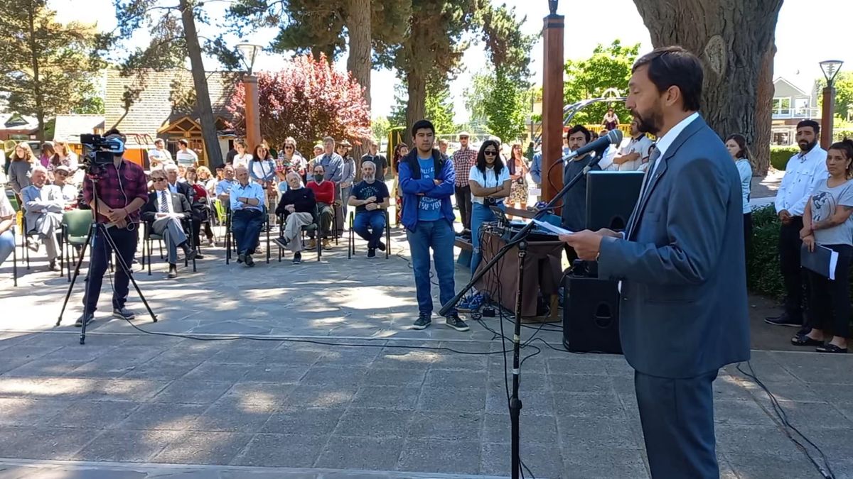 En la plaza y con números artísticos, Trevelin festejó sus 103 años