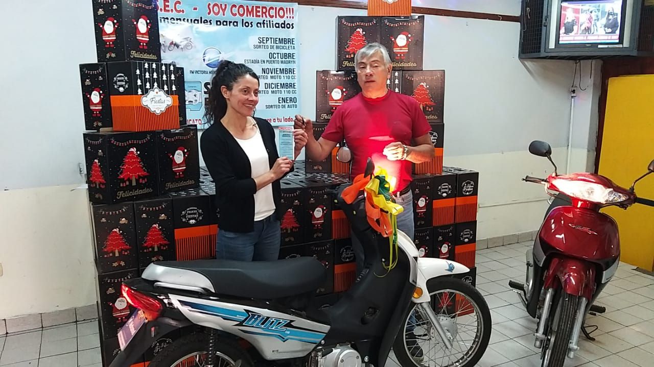 Una trabajadora de comercio se llevó la moto sorteada por el Sindicato