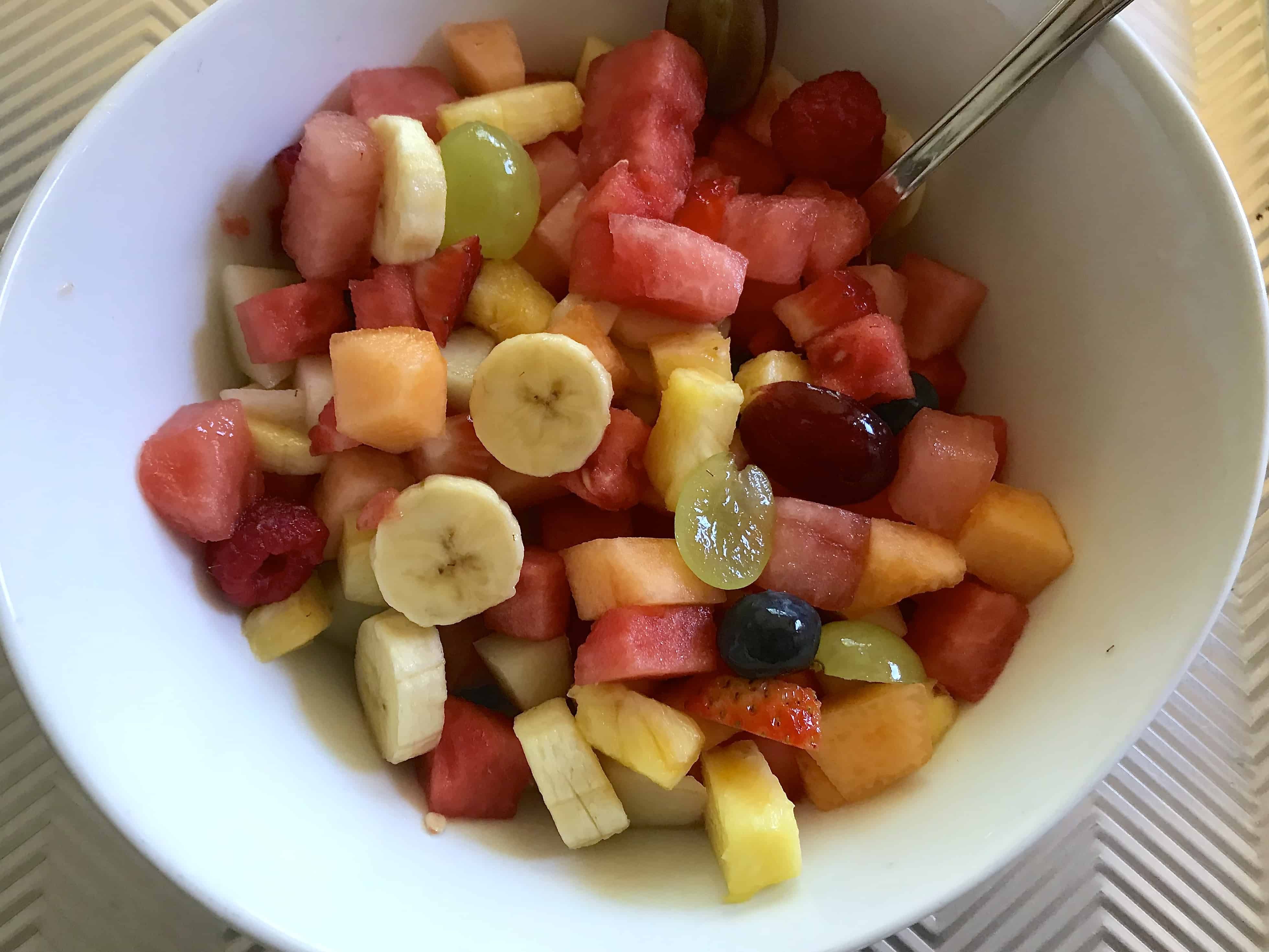 Detectaron ensaladas de frutas almacenadas en baldes de pintura