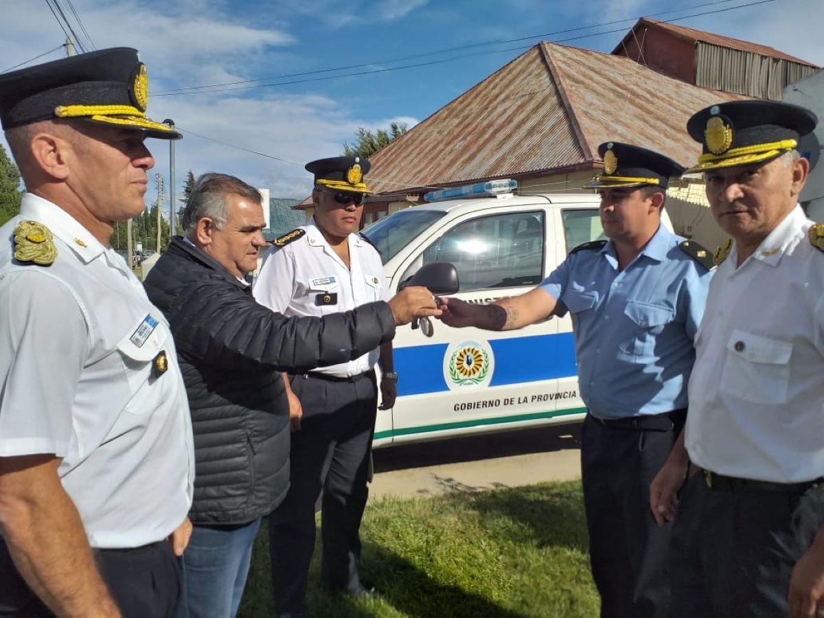 Entrega de móviles policiales para comisarías cordilleranas
