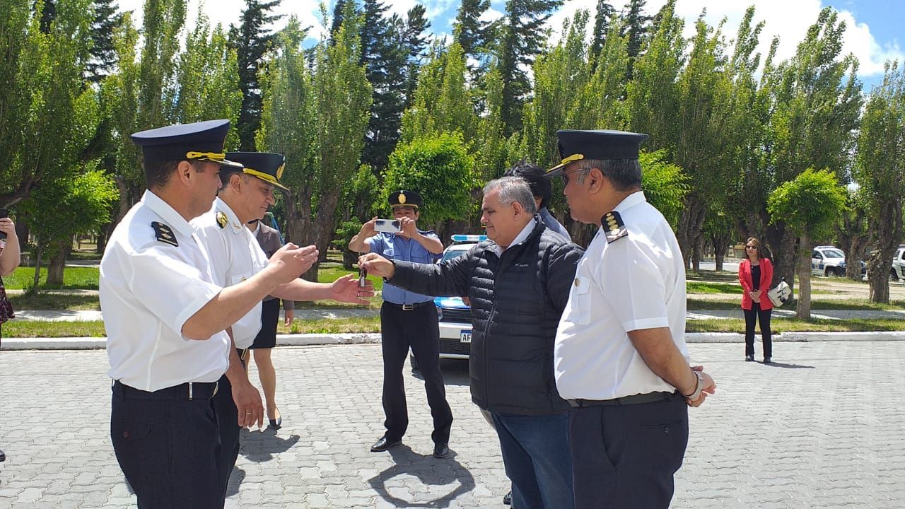 Entrega de móviles policiales para comisarías cordilleranas