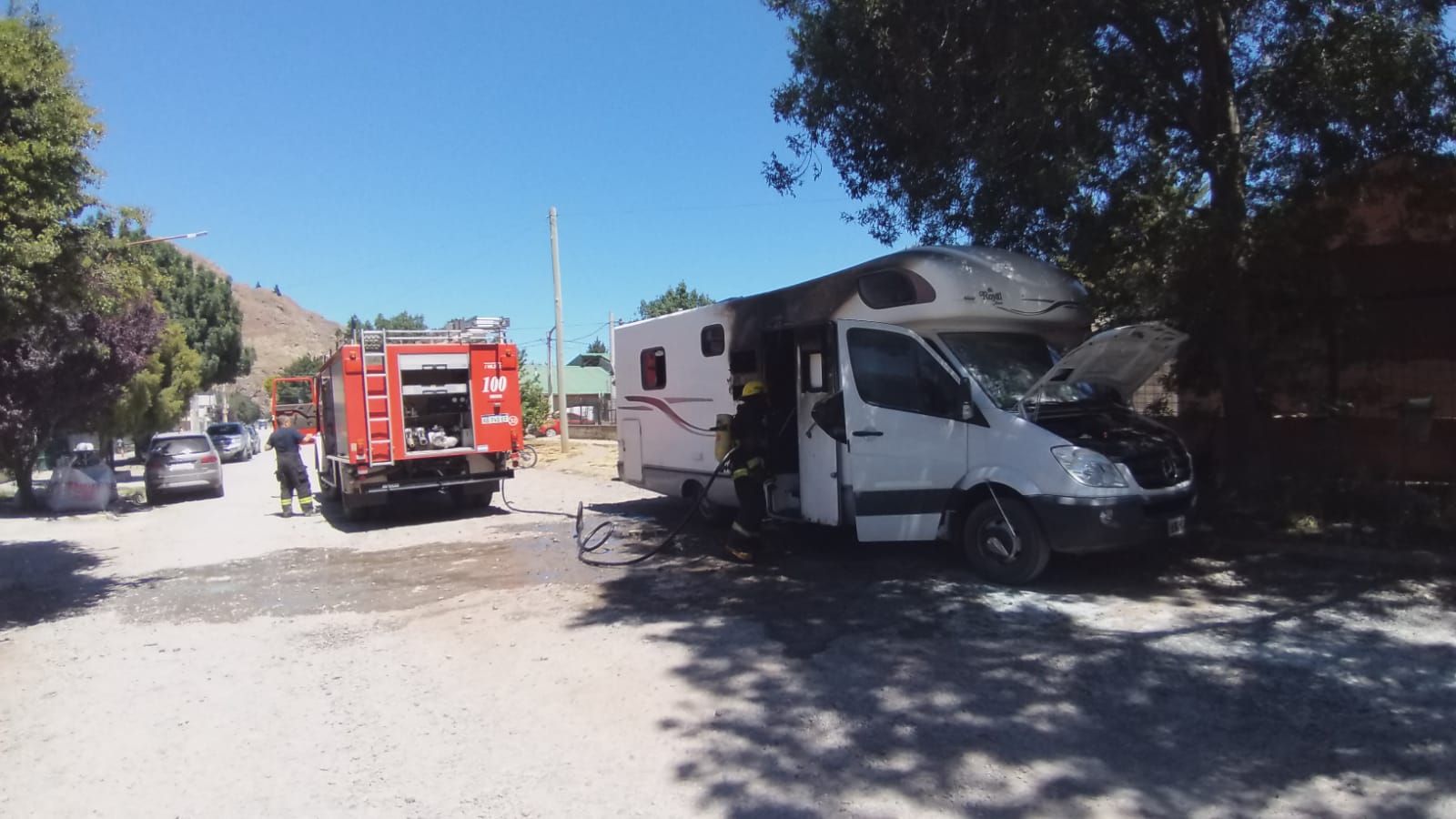 Incendio en un Motorhome estacionado en una transitada avenida de Esquel