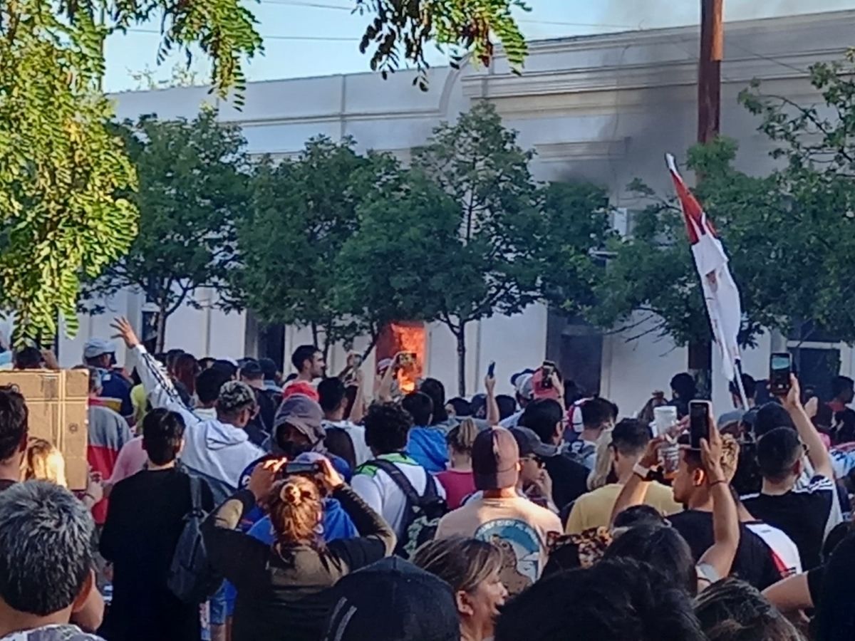 Rawson: Fuego y graves incidentes en Casa de Gobierno (ADN Sur)