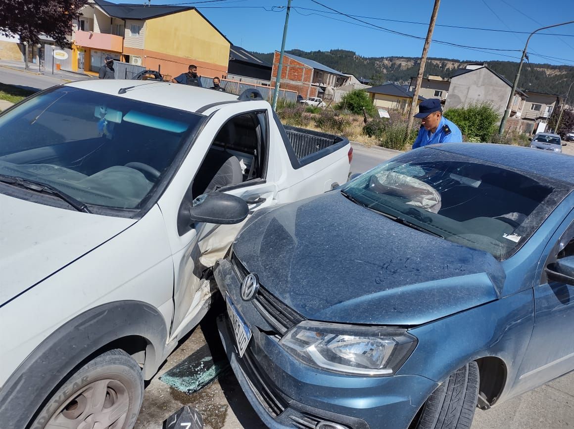 Fuerte choque con importantes daños materiales