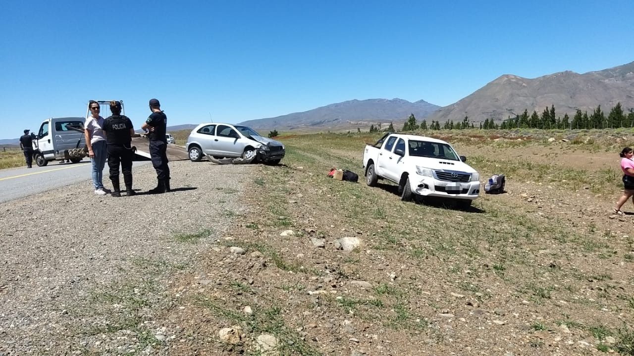 Una camioneta chocó con un auto en la ruta hacia el Aeropuerto