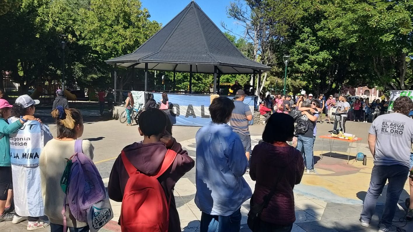 Triunfo del pueblo: abrazos y emoción en la Plaza de Esquel tras la derogación
