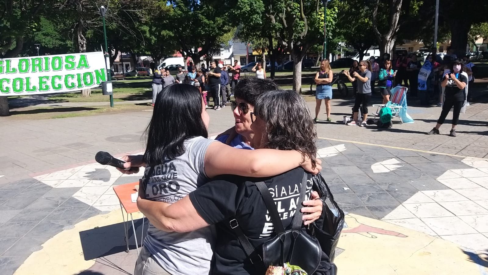Triunfo del pueblo: abrazos y emoción en la Plaza de Esquel tras la derogación