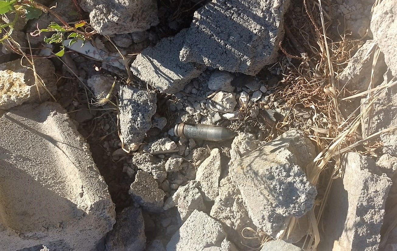 Una vecina de Esquel encontró una munición naval entre escombros