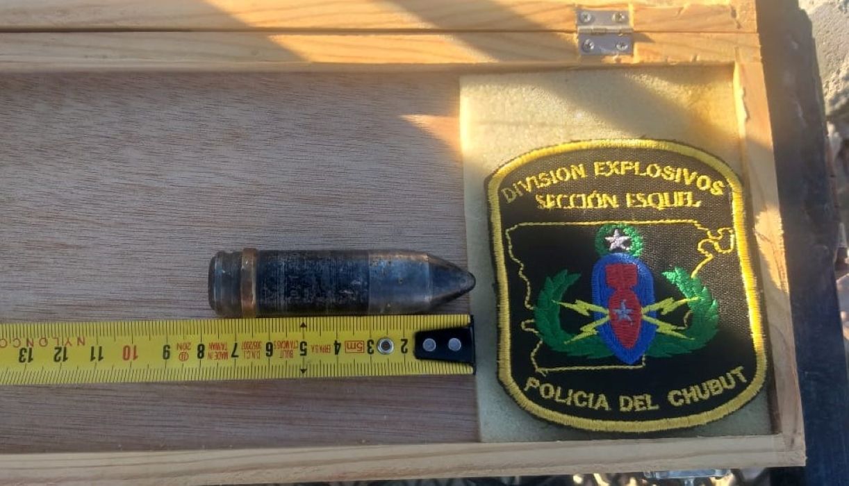 Una vecina de Esquel encontró una munición naval entre escombros (Policía del Chubut)