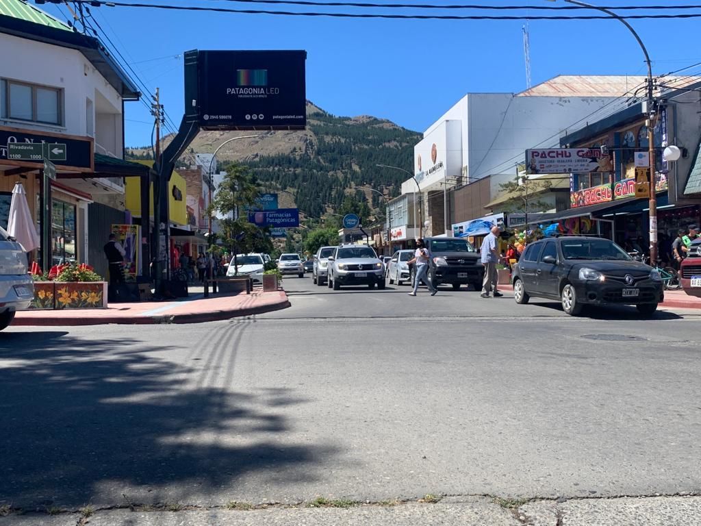 Mucho movimiento en el centro de Esquel en la previa de Navidad