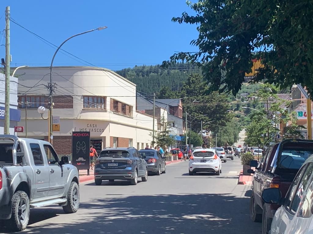 Mucho movimiento en el centro de Esquel en la previa de Navidad