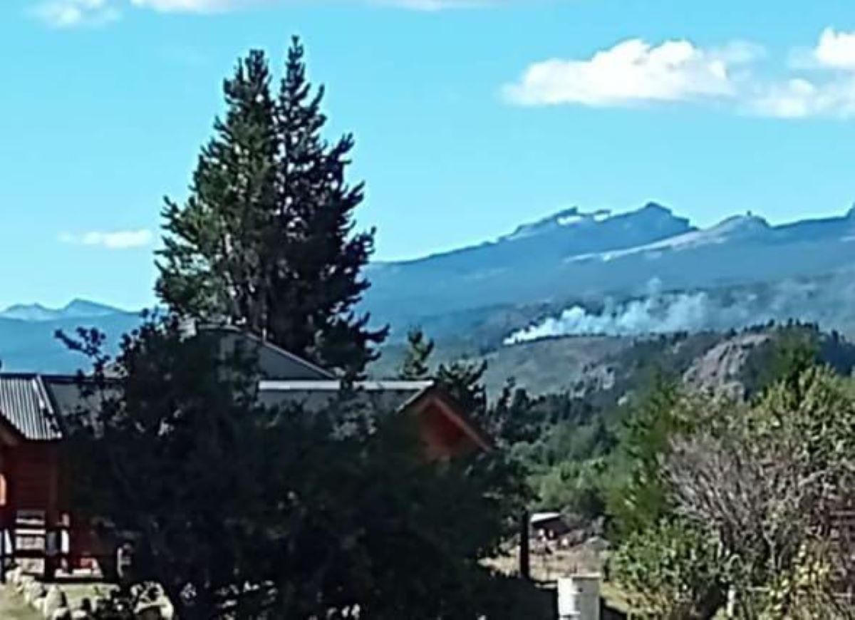Se desató un incendio en el límite este del Parque Los Alerces