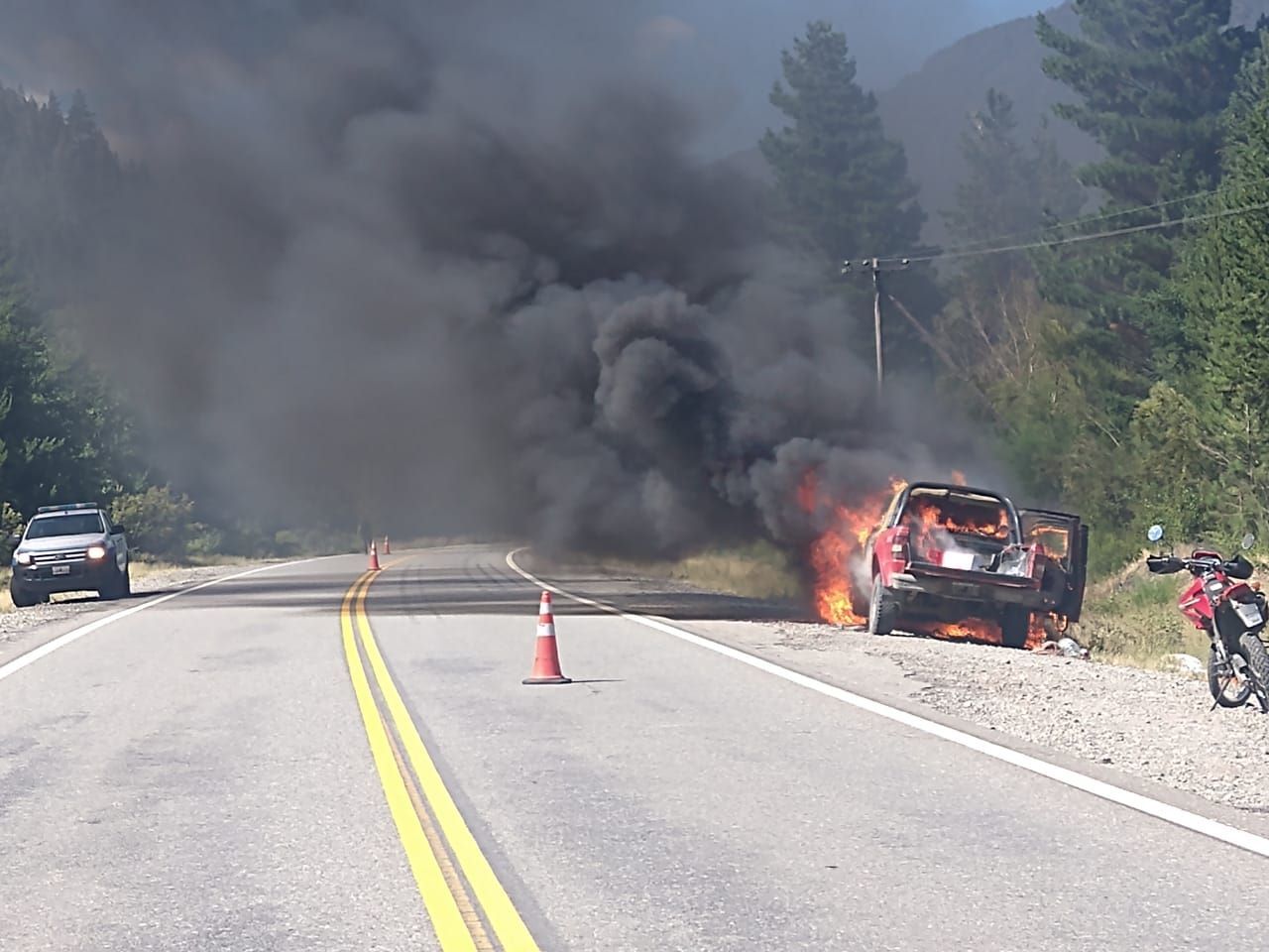 Iba circulando y la camioneta se le prendió fuego