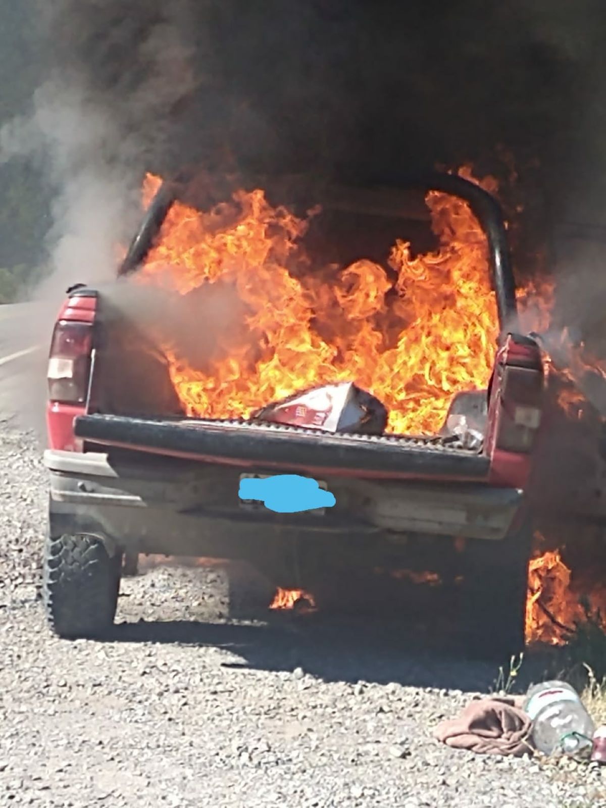 Iba circulando y la camioneta se le prendió fuego