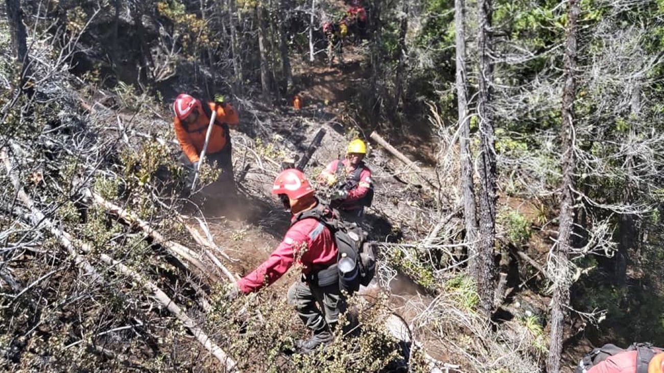 Lago Puelo: Más de 100 combatientes continúan los trabajos para controlar el incendio (Brigada Base Lago Puelo SPMF)