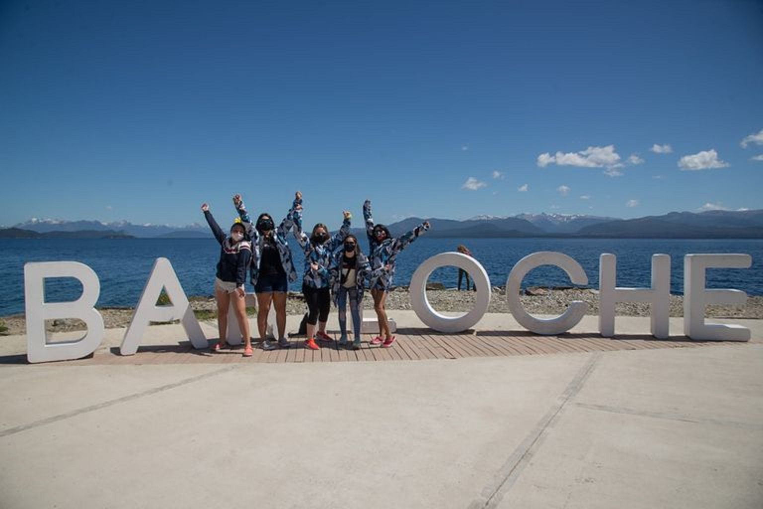 Bariloche prohíbe por una semana la llegada de egresados por los contagios (La Nación)