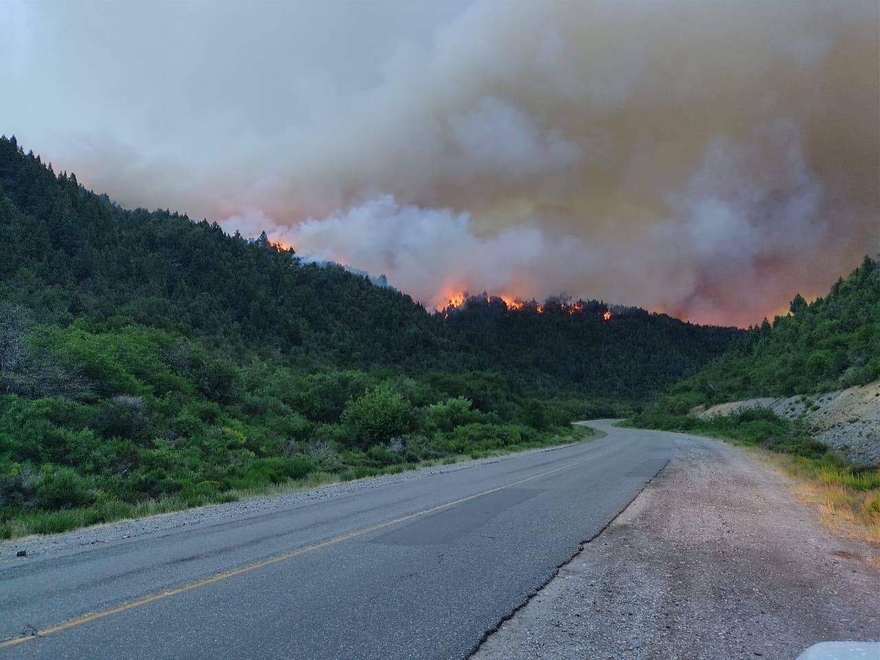 Vuelven a cortar el tránsito en la Ruta 40, entre Villa Mascardi y El Bolsón
