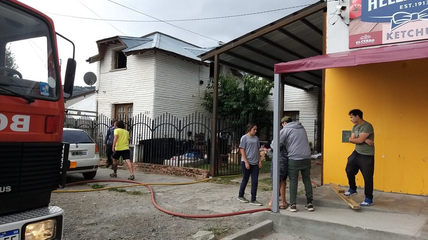 Esquel: Un incendio destruyó un galpón y afectó la casa lindera