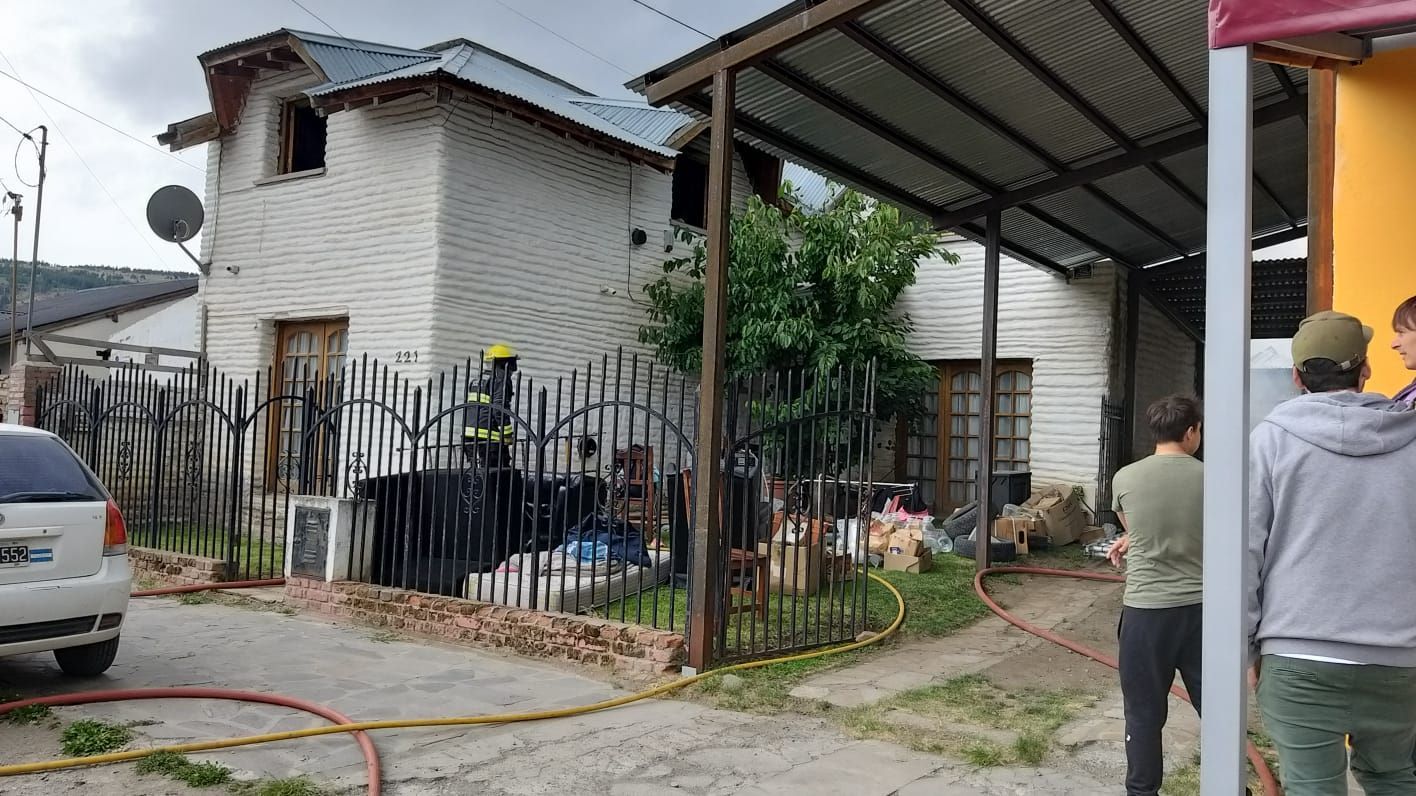 Esquel: Un incendio destruyó un galpón y afectó la casa lindera