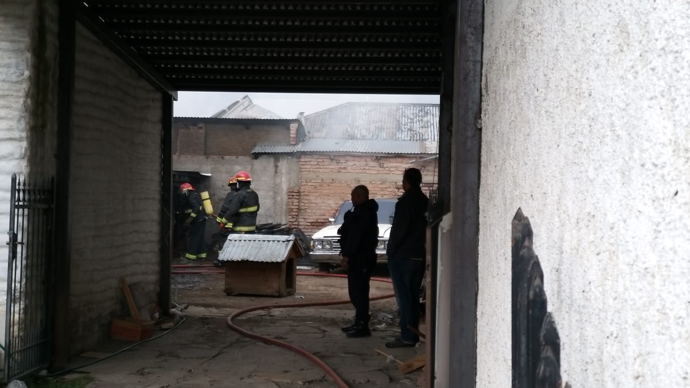 Esquel: Un incendio destruyó un galpón y afectó la casa lindera