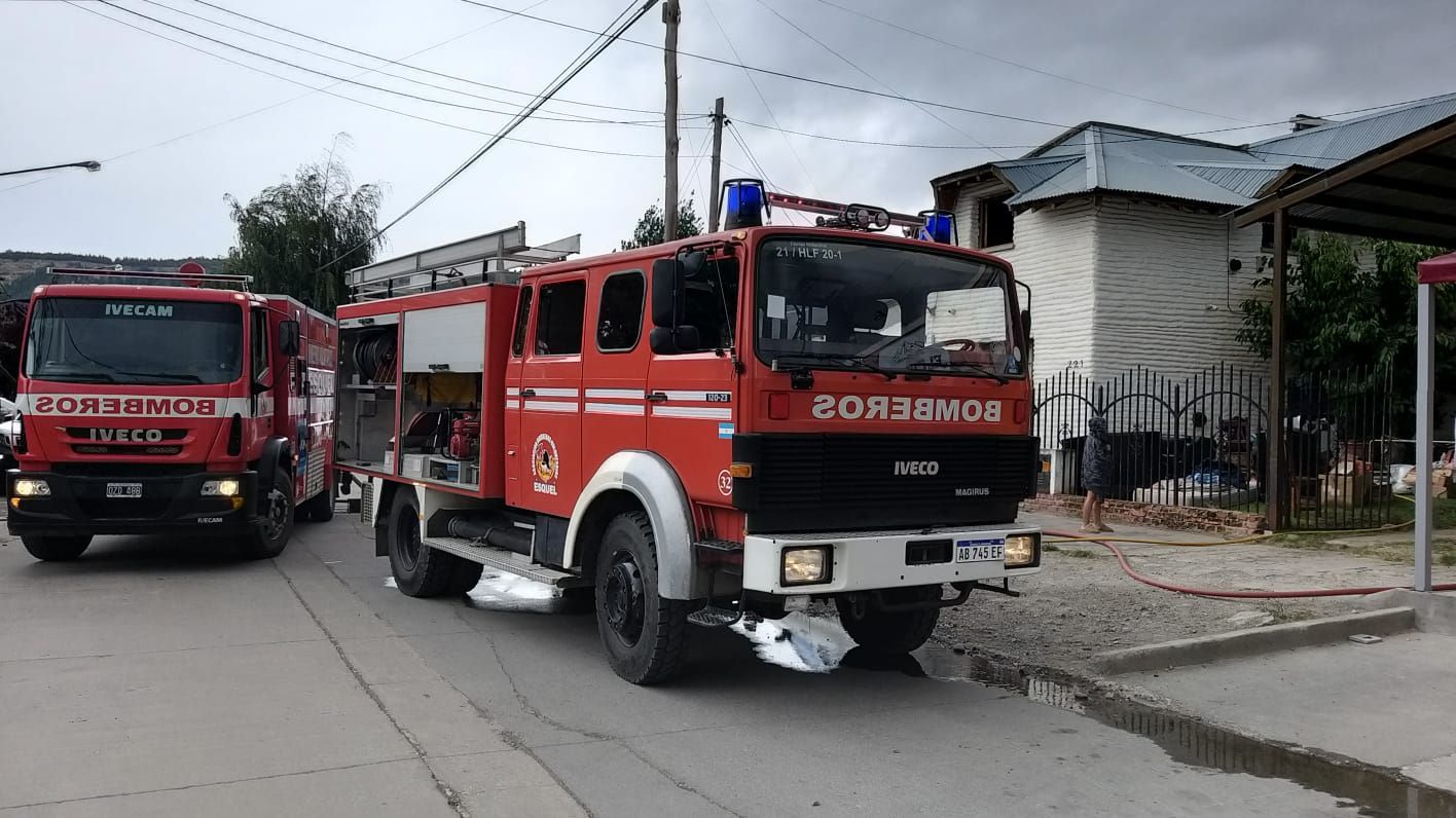 Esquel: Un incendio destruyó un galpón y afectó la casa lindera