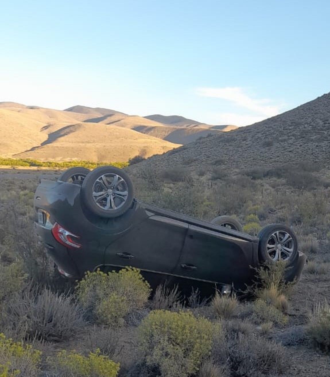 Perdió el control del auto y terminó volcando camino a Tecka