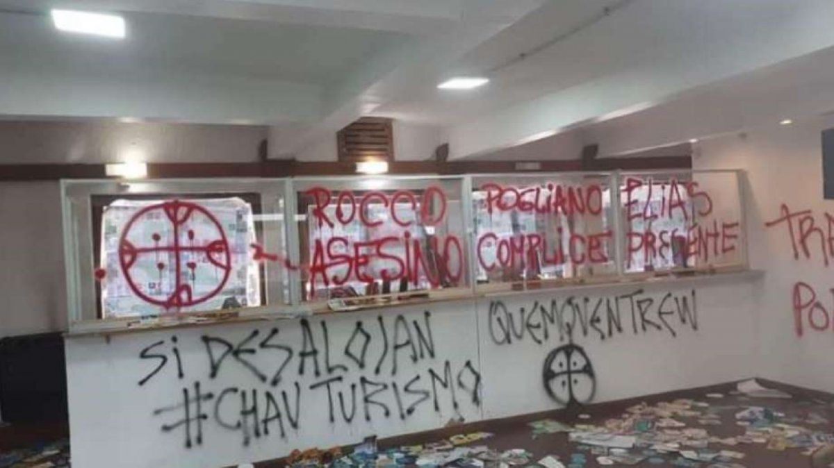 El Bolsón: Destrozos y pintadas en la oficina de Turismo