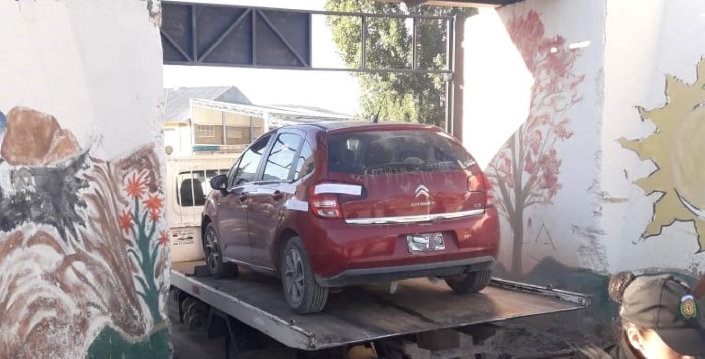 Esquel: Dejó las llaves arriba de la mesa y le robaron el auto