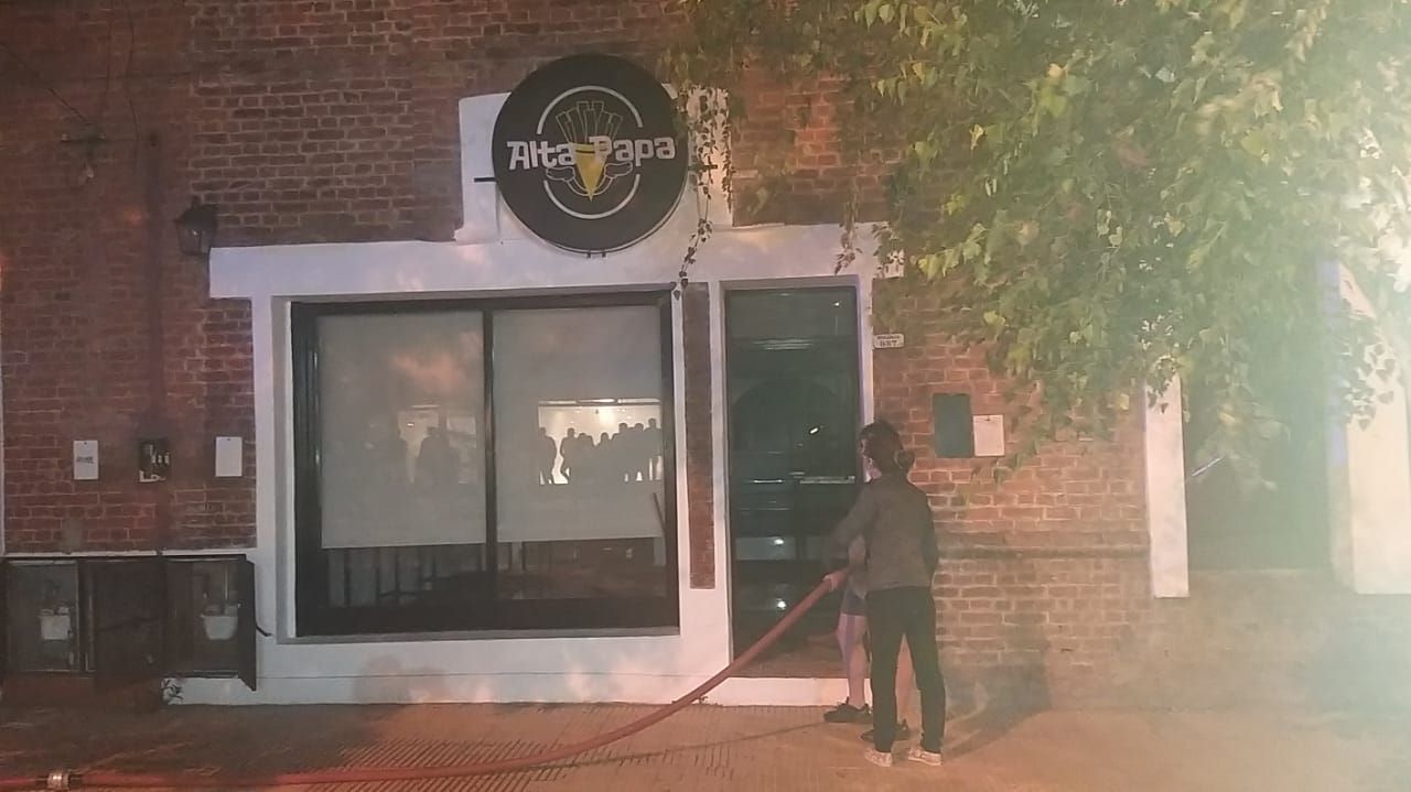Susto en pleno centro: cinco locales comerciales afectados por un incendio