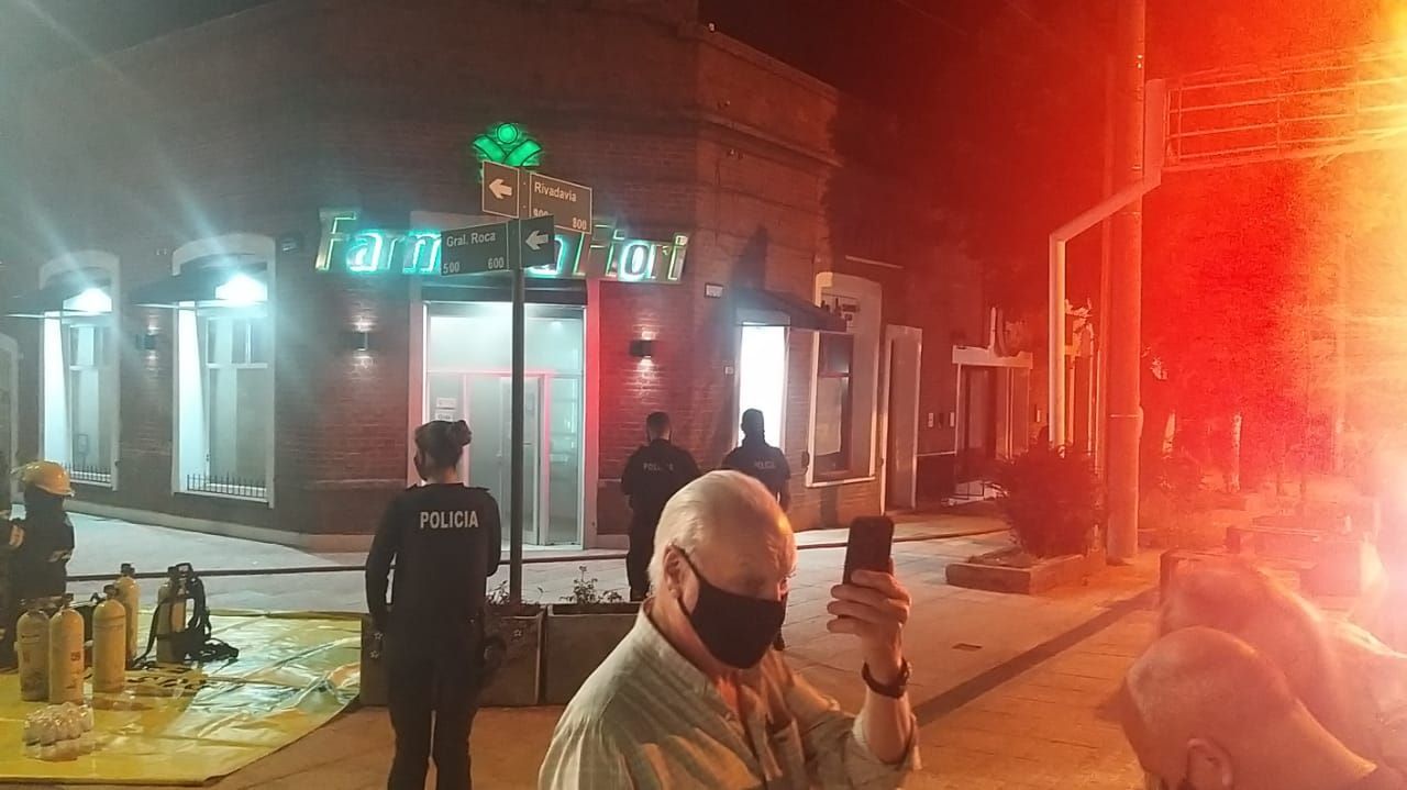 Susto en pleno centro: cinco locales comerciales afectados por un incendio