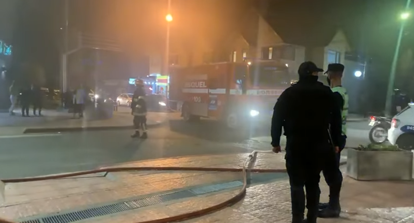Susto en pleno centro: cinco locales comerciales afectados por un incendio