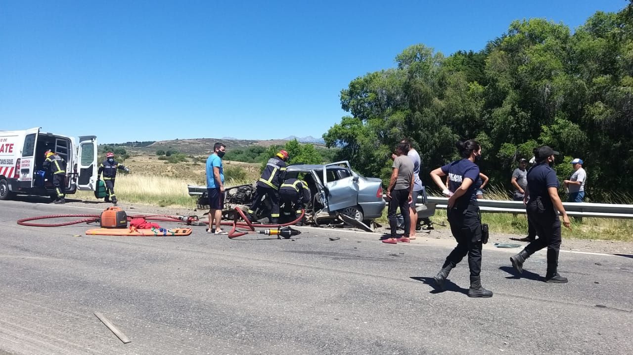 Un carro se soltó de una camioneta y chocó violentamente al auto que venía detrás